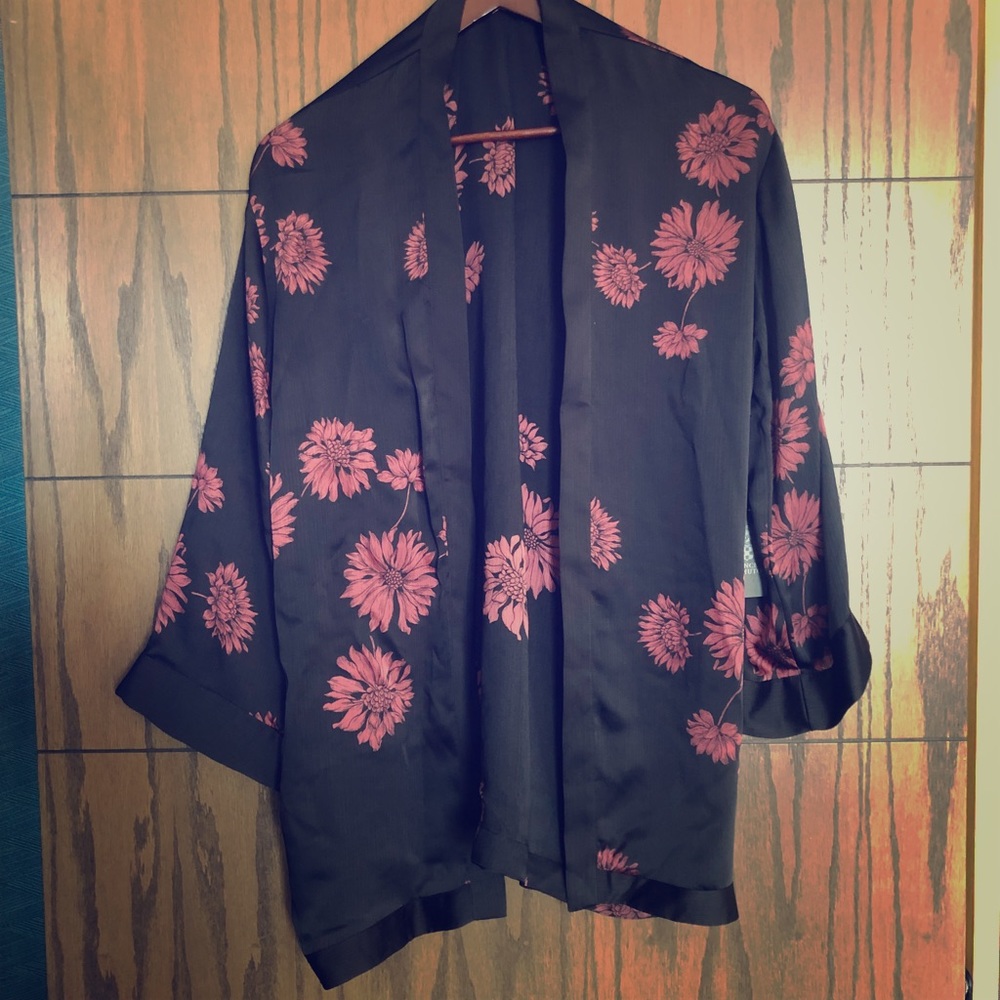 Vince Camuto black and floral silk kimono